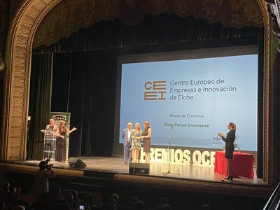 Entrega del premio por parte de Joaquín Alcázar, director de CEEI Elche