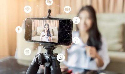 ¿Quieres ofrecer una experiencia de compra más cercana y personalizada al cliente? con Live Commerce puedes conseguirlo