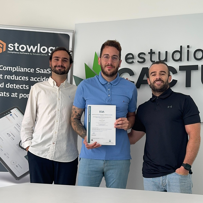 Founders de Estudio Cactus mostrando el certificado de Innovacin Tecnolgica