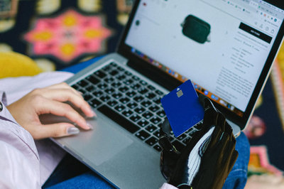 Personas con movilidad reducida y utilizando un eCommerce accesible.
Foto: Pexels