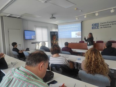 Dafne Díaz, de CEEI Alcoy Valencia, durante la sesión de financiación y certificaciones.