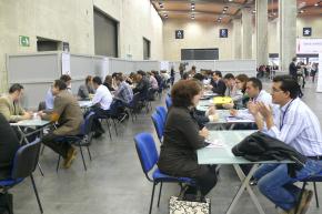 Particulares y empresas haciendo networking