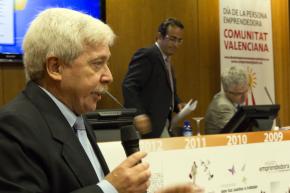 Salvador Gil presenta la intervención de José Mª Gómez Gras en la presentación DPECV2013