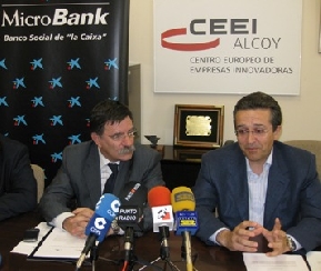 Memoria 2009.Firma Convenio Microbank