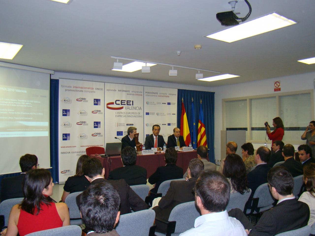 Mesa presidencial: Daniel Moragues Director IMPIVA, Carlos Navarro Presidente CEEI Valencia, Jes�s Casanova Director CEEI Valencia