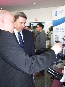 Vicente Rambla visita el stand de CELEROMICS