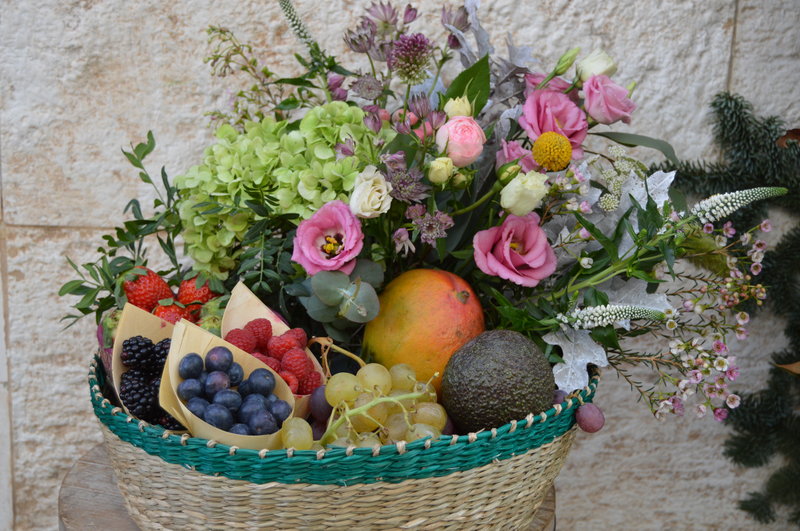 Las cestas de flores y fruta