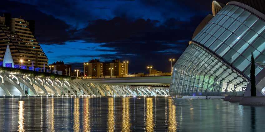 Estudia espaol por el da pero qu vas a hacer por la noche?